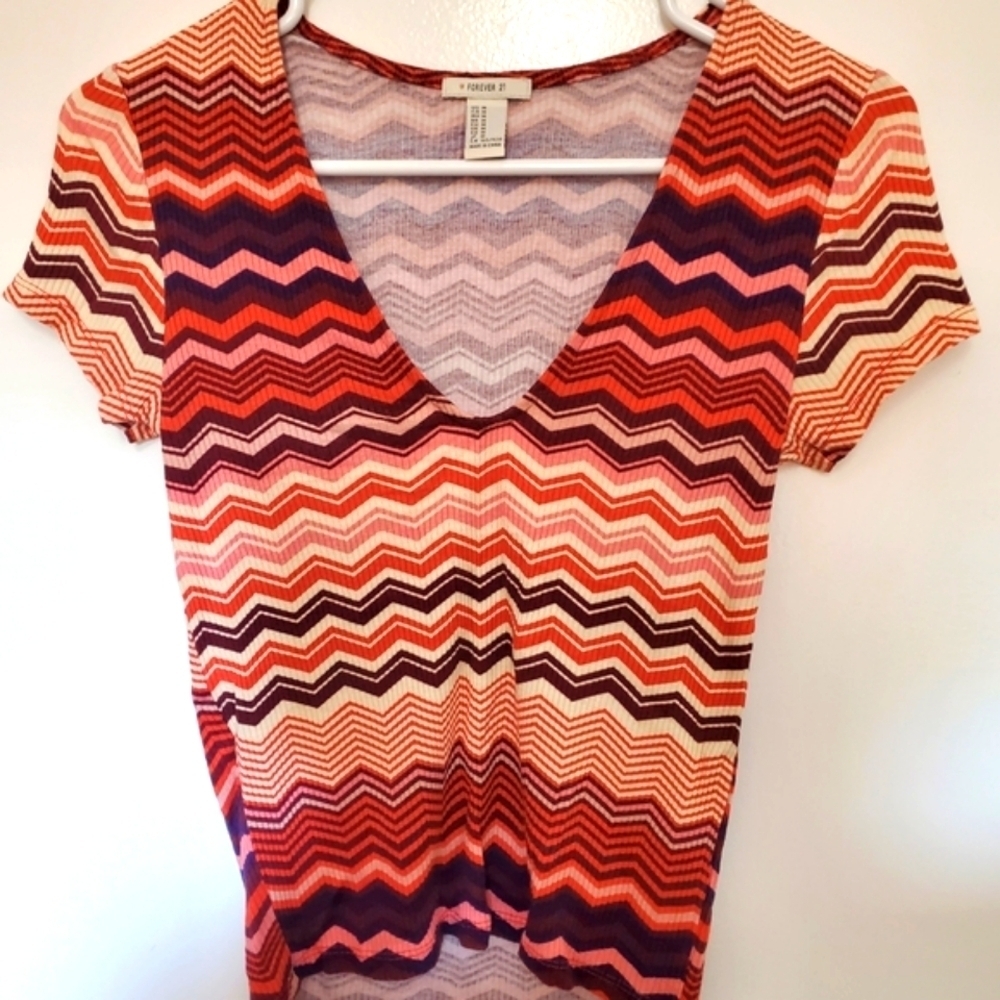 Forever 21 Zigzag Patterned V-Neck Top Size M